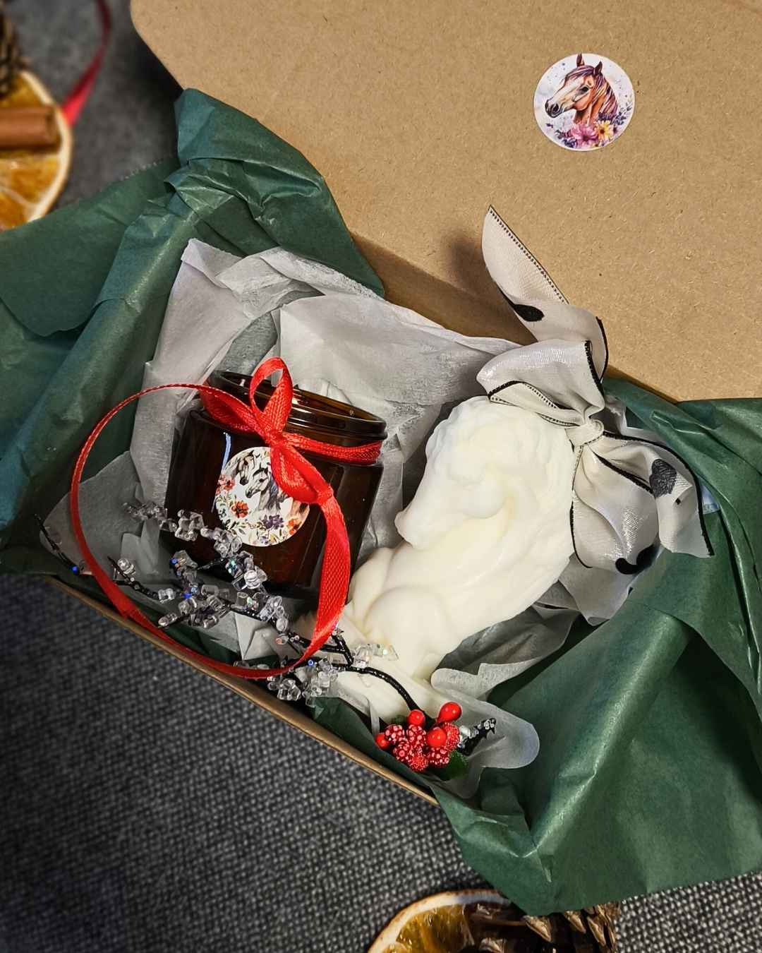 white-horse-glow-set-lumivera-3