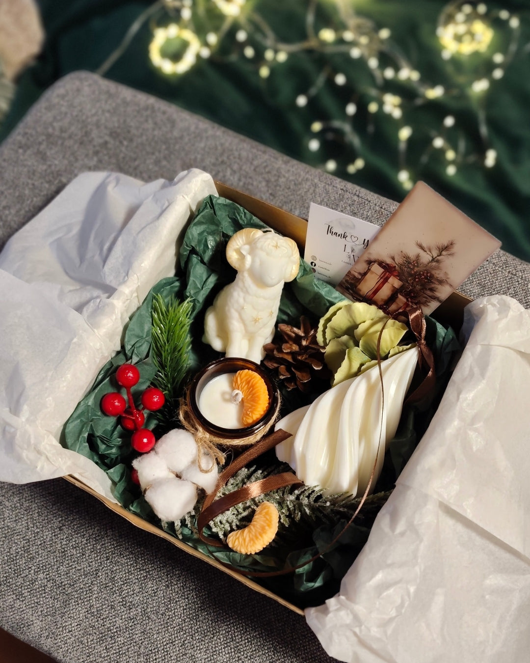 Ziemas Meža Siltums sveču dāvanu kastīte slīpā skatā ar čiekuru, sarkanām ogām un apelsīna dekoriem