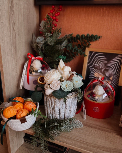 Sveču kompozīcija Sarmotā Meža Pasaka plaukta centrā līdzās citām ziemas sveču dāvanām